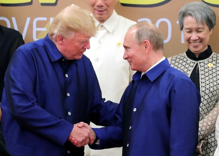 © Reuters. Presidente dos Estados Unidos, Donald Trump, e presidente da Rússia, Vladimir Putin, apertam as mãos em cúpula da APEC em  Danang, Vietnã