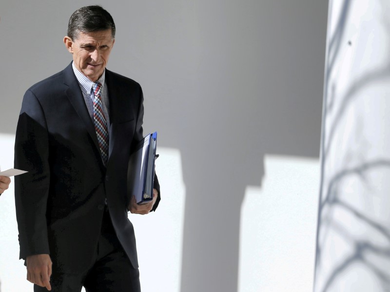 © Reuters. FILE PHOTO: White House National Security Advisor Michael Flynn walks along the West Wing colonnade at the White House in Washington