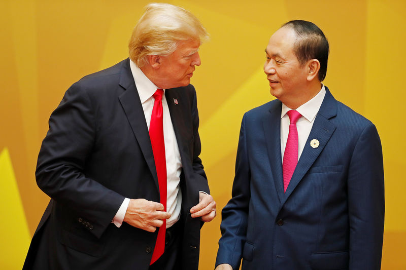 © Reuters. Vietnam's President Tran Dai Quang talks to U.S. President Donald Trump at the APEC Economic Leaders' Meeting in Danang, Vietnam