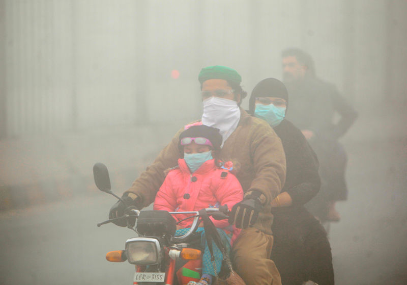 © Reuters. الضباب الدخاني في جنوب آسيا يعرقل السفر ويؤدي لنقل آلاف للمستشفيات