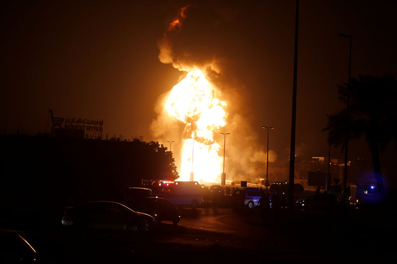© Reuters. بيان: السيطرة على حريق نجم عن انفجار في أنبوب نفط بالبحرين