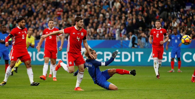 © Reuters. El delantero francés Antoine Griezmann anota un gol en el amistoso disputado contra Gales