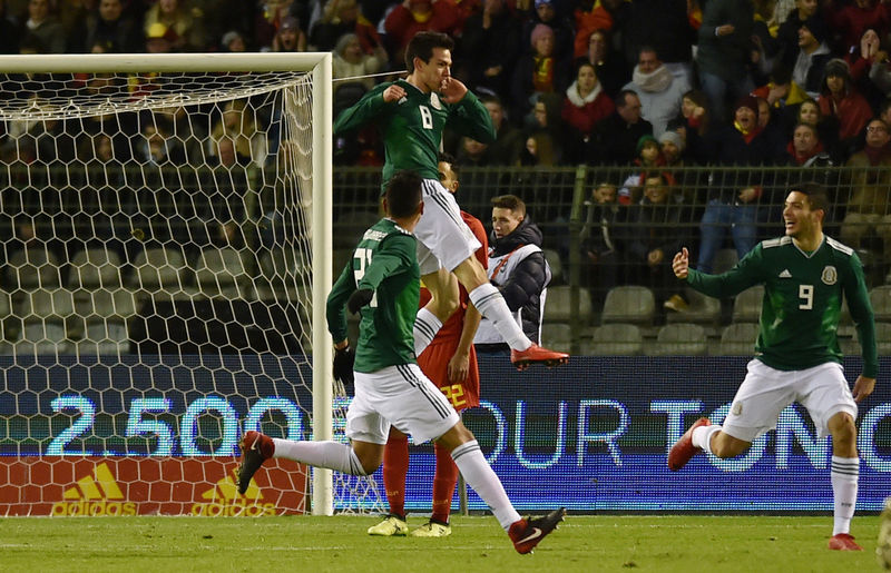 © Reuters. Foto del viernes del futbolista mexicano Hirving Lozano celebrando tras marcar el tercer gol de su equipo en el empate ante Bélgica en un amistoso