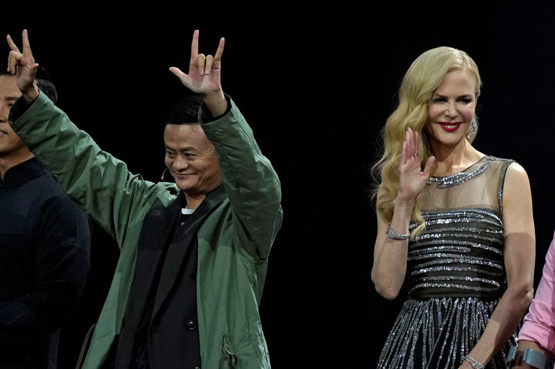 © Reuters. Jack Ma, presidente de Alibaba Group, y la actriz Nicole Kidman asisten a un espectáculo durante el festival de compras globales  11.11 o Día de los Solteros en China