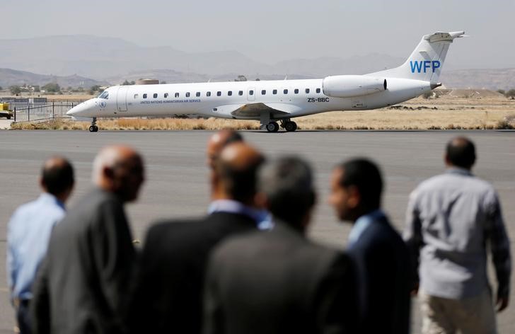 © Reuters. وزير: التحالف بقيادة السعودية سيسمح باستئناف الرحلات التجارية لليمن
