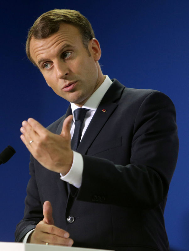© Reuters. French President Emmanuel Macron gestures during a news conference in Dubai
