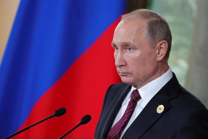 © Reuters. بوتين: معارضو ترامب لفقوا صلة بين روسيا ومدير حملته الانتخابية السابق