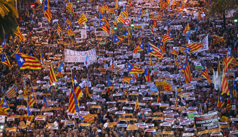 © Reuters. عشرات الألوف من المحتجين في برشلونة يطالبون بإطلاق سراح الزعماء الانفصاليين