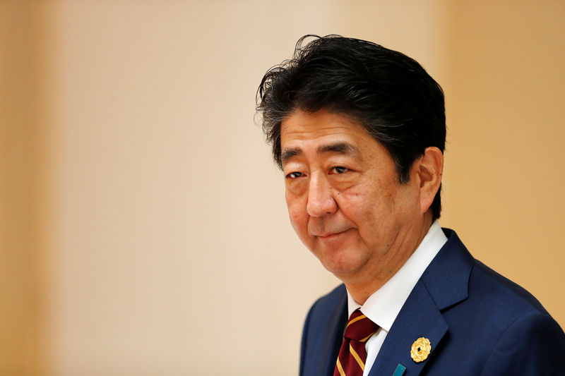 © Reuters. El primer ministro de Japón, Shinzo Abe, en la reunión de líderes económicos de la APEC en Danang