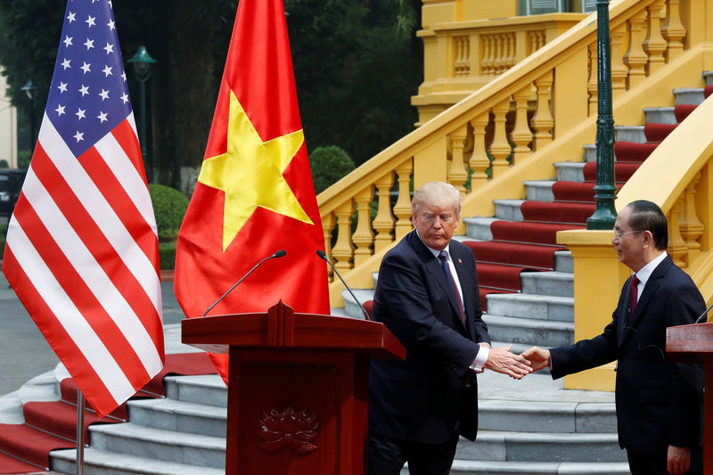 © Reuters. U.S. President Trump and Vietnam's President Tran Dai Quang shake hands after they attended a news conference in Hanoi