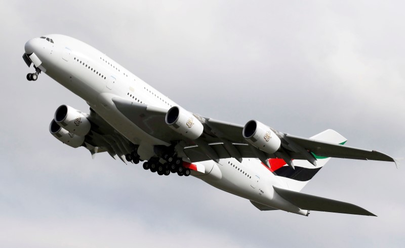 © Reuters. FILE PHOTO: An Airbus A380 aircraft takes off in Colomiers near Toulouse