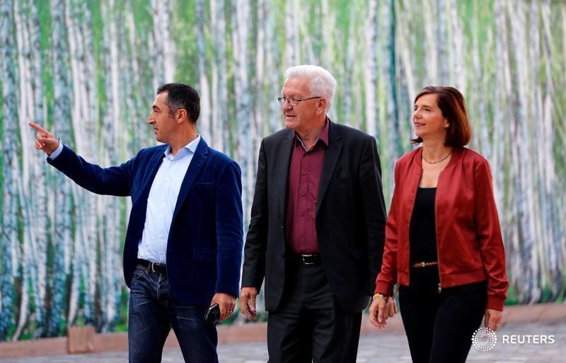 © Reuters. The top candidates of The Greens, Katrin Goering-Eckardt and Cem Oezdemir arrive with Winfried Kretschmann, state Premier of the German federal state of Baden-Wuerttemberg to an election campaign party meeting in Berlin