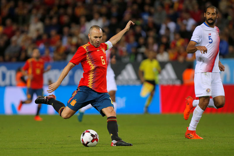 © Reuters. El futbolista español Andrés Iniesta remata el balón para anotar el quinto gol en un partido amistoso entre España y Costa Rica
