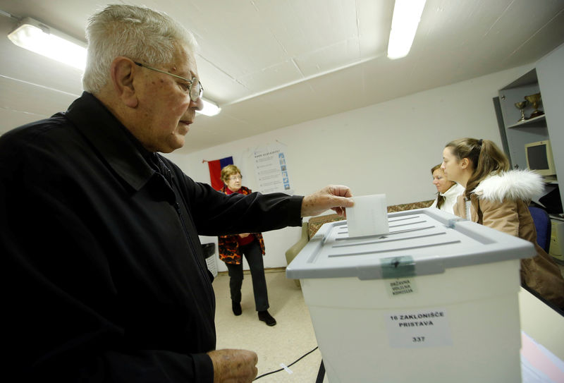 © Reuters. فتح مراكز الاقتراع في جولة الإعادة في الانتخابات الرئاسية في سلوفينيا