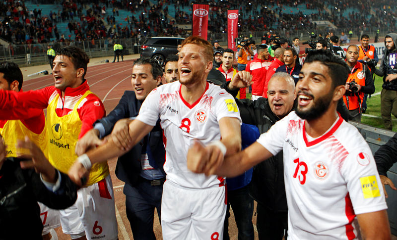 © Reuters. Jugadores de la selección nacional de fútbol de Túnez celebran su clasificación al Mundial de Rusia 2018 tras empatar sin goles frente a Libia
