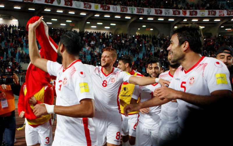 © Reuters. صحف تونس تحتفل بعودة منتخبها إلى كأس العالم