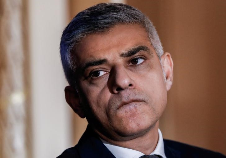 © Reuters. رئيس بلدية لندن يدعم جهود تسوية خلاف مع شركة أوبر
