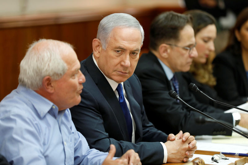 © Reuters. Israeli PM Netanyahu attends the weekly cabinet meeting at his office in Jerusalem