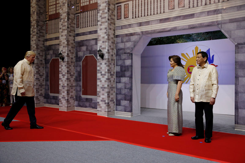 © Reuters. U.S. President Donald Trump arrives for the gala dinner marking ASEAN's 50th anniversary in Manila, Philippines