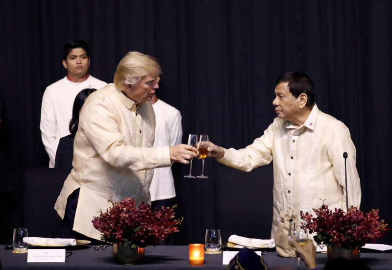 © Reuters. El presidente de Estados Unidos, Donald Trump, brinda junto a su homólogo filipino, Rodrigo Duterte, durante la cena de gala de la cumbre de ASEAN en Manila