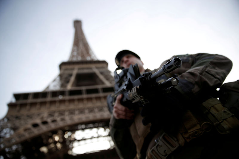 © Reuters. FILE PHOTO: French soldier stands guard under the Eiffel Tower in Paris