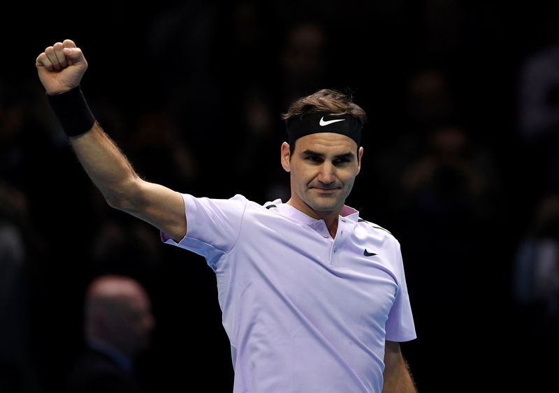 © Reuters. El tenista suizo Roger Federer celebra tras ganar su partido contra el estadounidense Jack Sock en el torneo Masters de Londres,