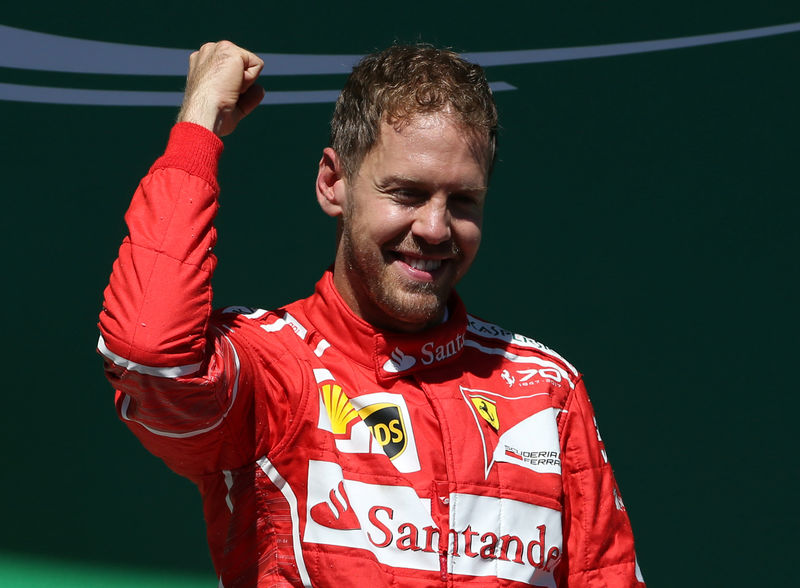 © Reuters. El piloto alemán de la escudería Ferrari Sebastian Vettel celebra tras ganar el Gran Premio de la Fórmula Uno de Brasil, en São Paulo