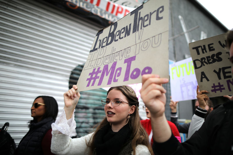 © Reuters. مئات يشاركون في مسيرة في هوليوود ضد الانتهاكات الجنسية