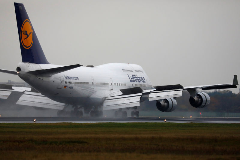 © Reuters. Lufthansa Boeing 747-400 jumbo jet is seen at Tegel airport in Berlin