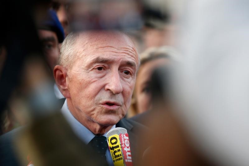 © Reuters. COLLOMB VEUT PRÉVENIR LES SUICIDES PARMI LES FORCES DE L'ORDRE