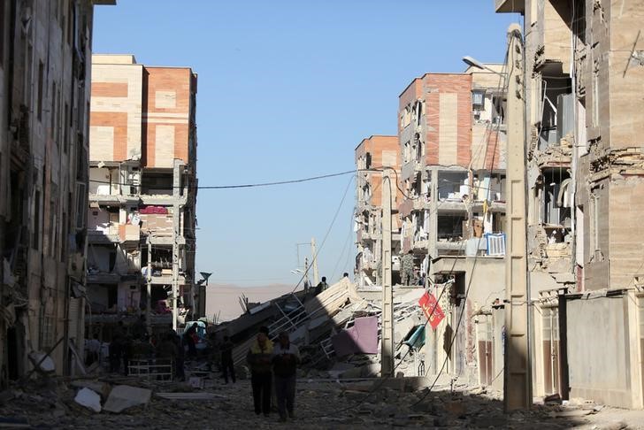 © Reuters. زلزال قوي بالعراق وإيران يقتل ما لا يقل عن 168 شخصا