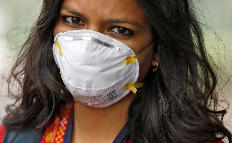 © Reuters. الضباب الدخاني يخنق العاصمة الهندية مع فشل إجراءات الطواريء