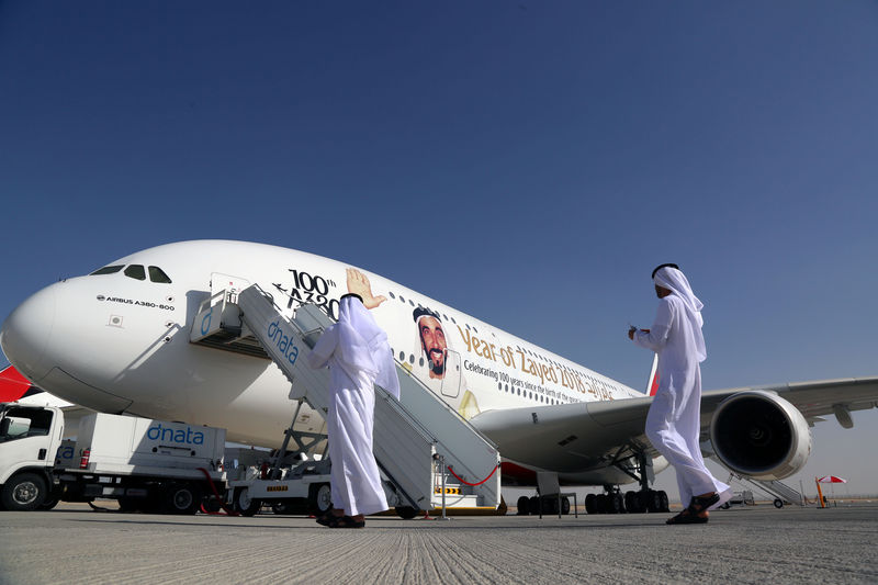 © Reuters. Visitors walk next to an Airbus A380 showing a picture of UAE Former President Sheikh Zayed bin Sultan al-Nahayan during the Dubai Airshow in Dubai