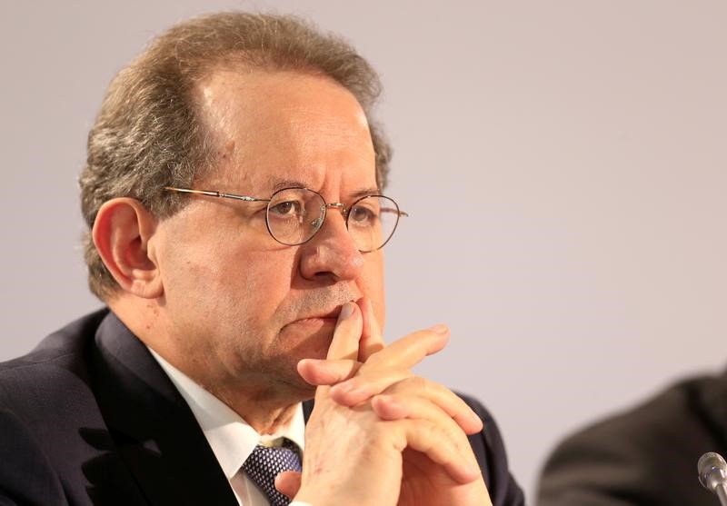 © Reuters. European Central Bank Vice-President Constancio listens during a news conference in Tallinn