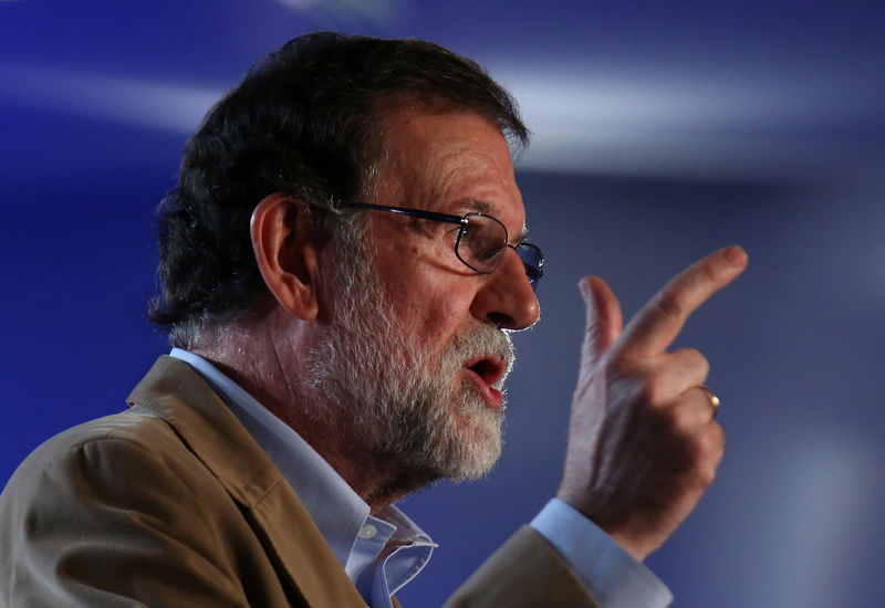 © Reuters. Spanish Prime Minister Mariano Rajoy gestures during a Catalan regional People's Party meeting in Barcelona