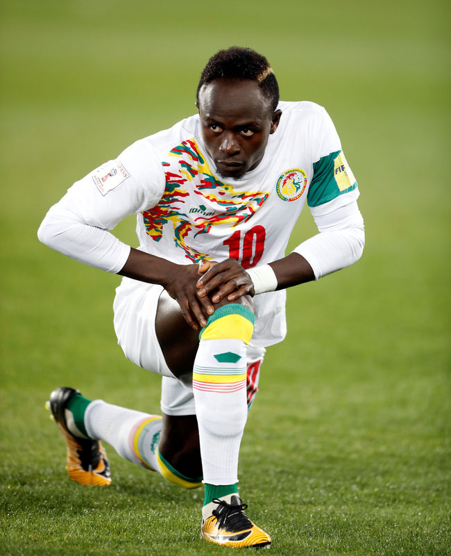 © Reuters. ماني لاعب ليفربول يتعرض للإصابة خلال اللعب مع السنغال