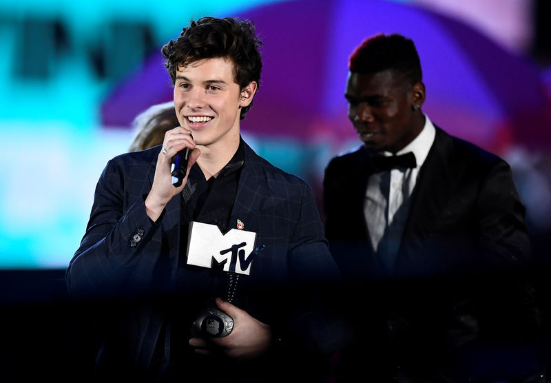 © Reuters. Cantor canadense Shawn Mendes recebe prêmio durante MTV Europe Music Awards em Londres