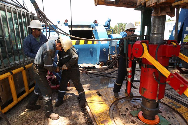 © Reuters. Oil field technicians work with a drill at an oil rig of Ecuador's state oil company Petroamazonas, in Tiputini