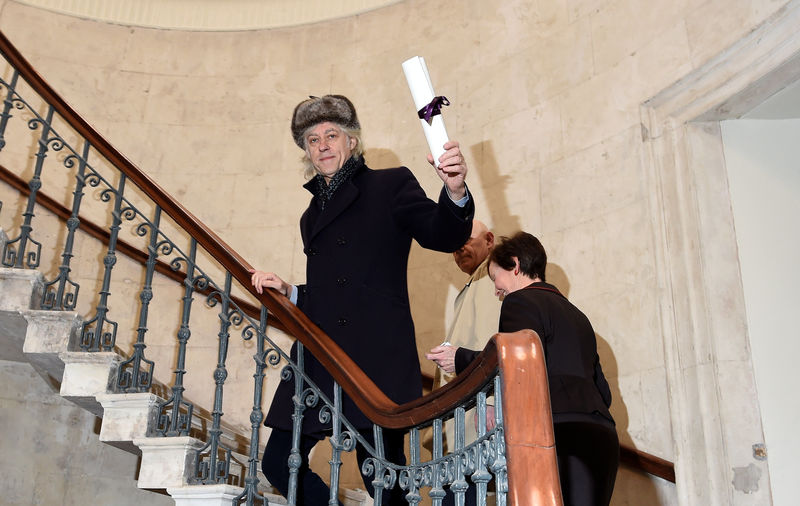 © Reuters. Bob Geldof chega para devolver seu prêmio "Liberdade da Cidade de Dublin" em Dublin, na Irlanda