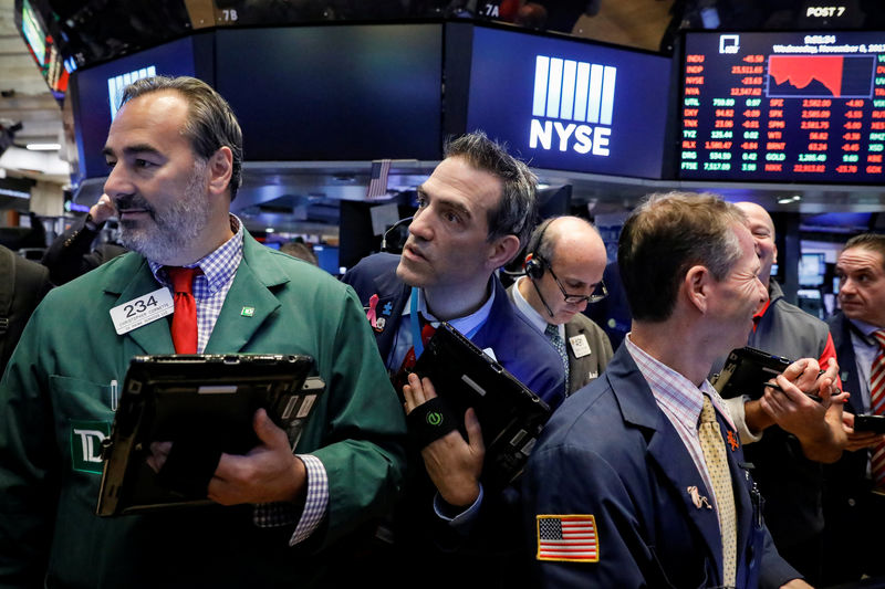 © Reuters. Traders work on the floor of the NYSE in New York