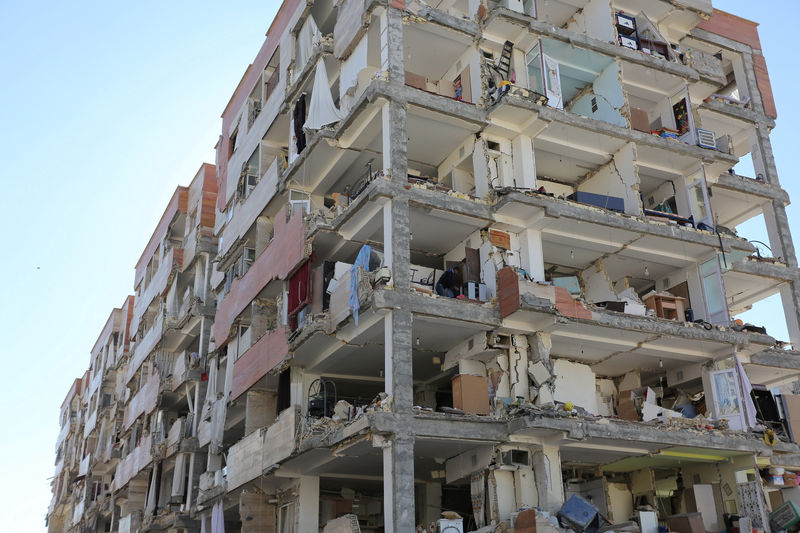 © Reuters. Prédio danificado é visto após terremoto em província de Kermanshah, no Irã