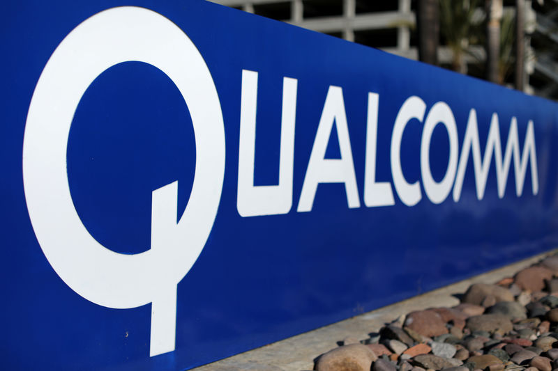 © Reuters. A sign on the Qualcomm campus is seen, as chip maker Broadcom Ltd announced an unsolicited bid to buy peer Qualcomm Inc for $103 billion, in San Diego