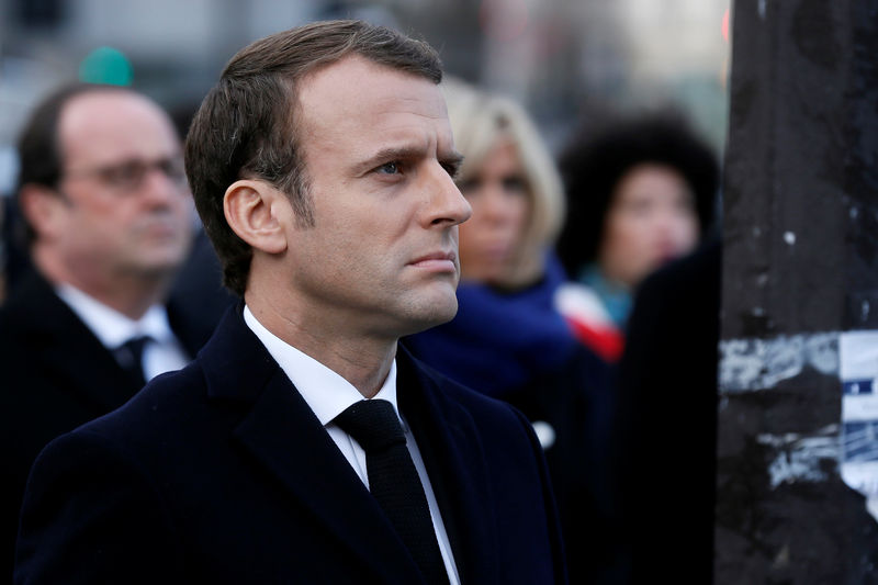 © Reuters. MACRON REND HOMMAGE AUX VICTIMES DU 13 NOVEMBRE