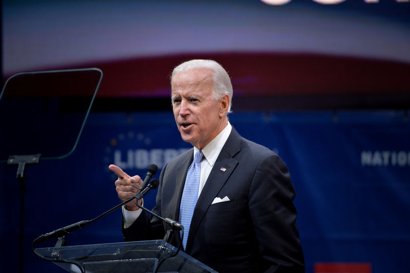 © Reuters. Former U.S. Vice President Biden speaks before presenting U.S. Senator McCain the 2017 Liberty Medal at the Independence Hall in Philadelphia