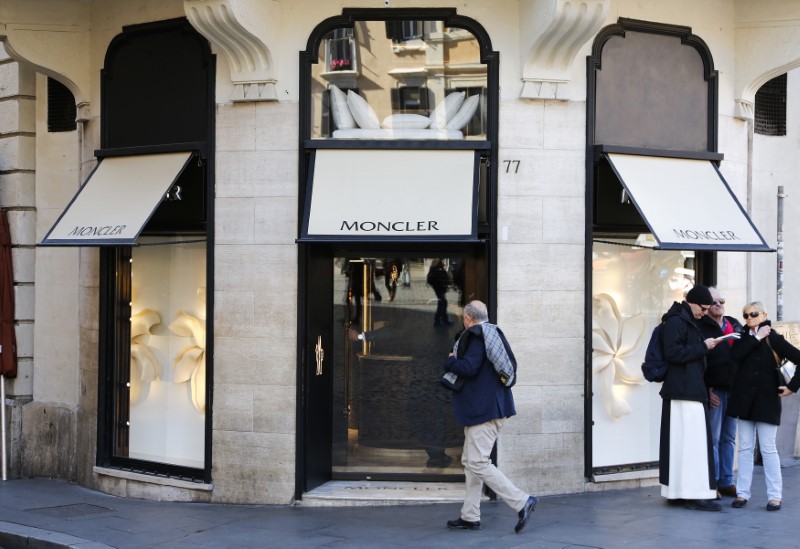 © Reuters. L'ITALIEN MONCLER RENONCE À SES DEUX LIGNES DE PRÊT-À-PORTER