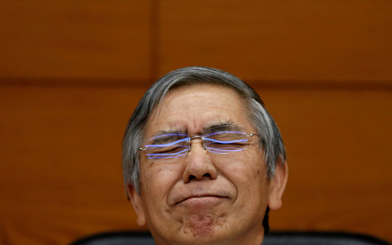 © Reuters. FILE PHOTO: BOJ Governor Kuroda attends a news conference at the BOJ headquarters in Tokyo