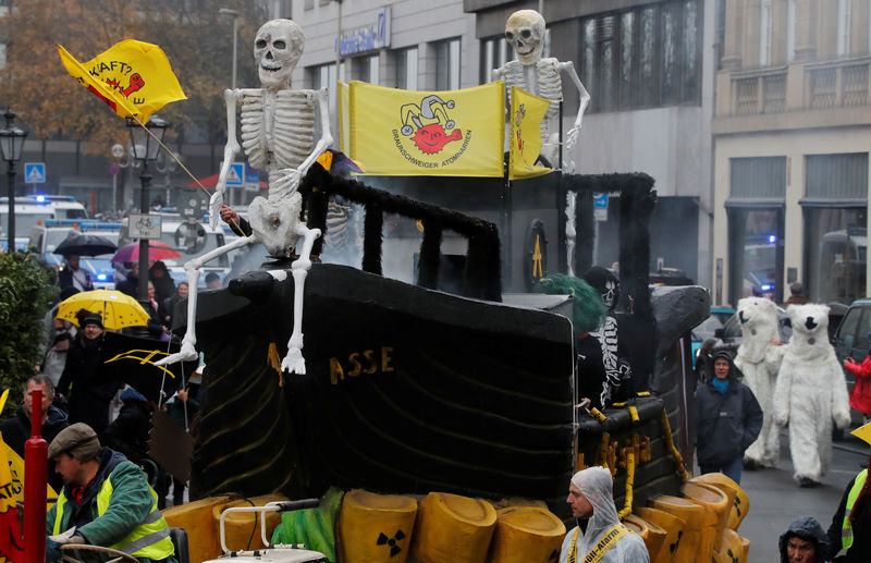 © Reuters. Manifestação em Bonn contra conferência sobre mudança climática