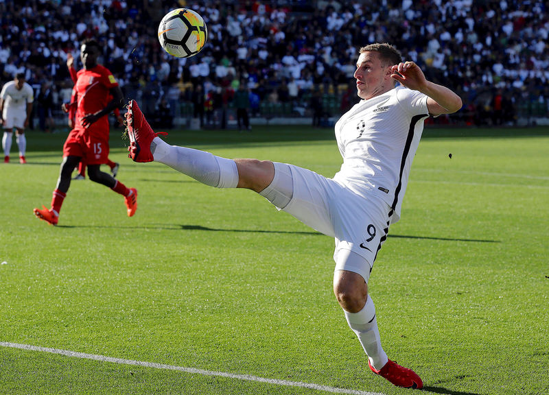 © Reuters. بيرو تخشى من طول قامة لاعبي نيوزيلندا قبل مواجهتهما الفاصلة