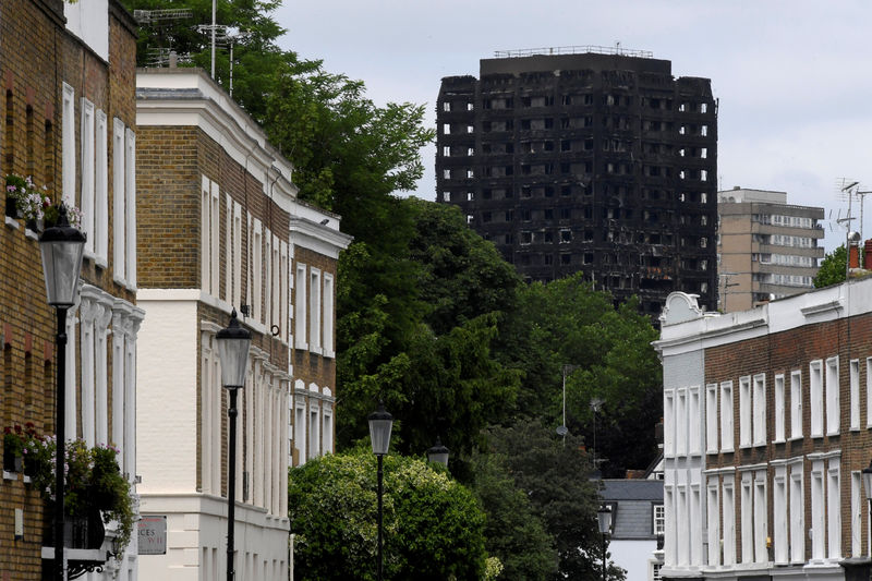 © Reuters. FILE PHOTO: A view of Grenfell Tower from the wealthy area of Holland park in London