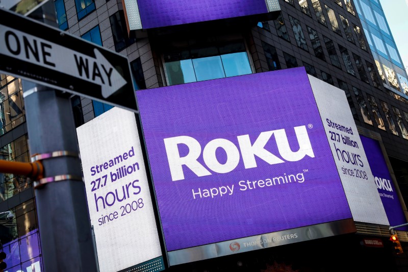 © Reuters. A video sign displays the logo for Roku Inc, a Fox-backed video streaming firm, in Times Square after the company's IPO at the Nasdaq Market in New York